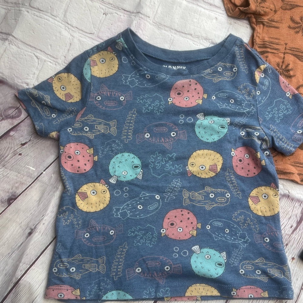 Old navy toddler, 3T T-shirt, bundle (3 shirts) beach undersea, graphic - Picture 3 of 7